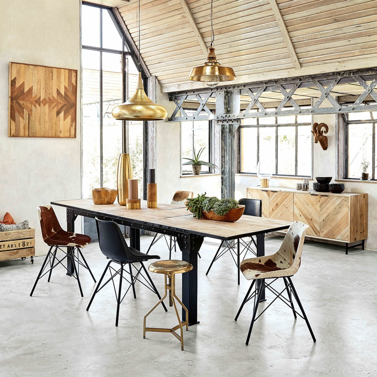 Mango Wood and Black Metal Extendible 8-12 Seater Dining Table L200-280 Factory – image 10
