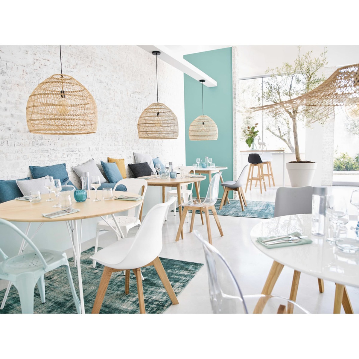 Round 4-Seater Dining Table in White D90 Spring – image 4