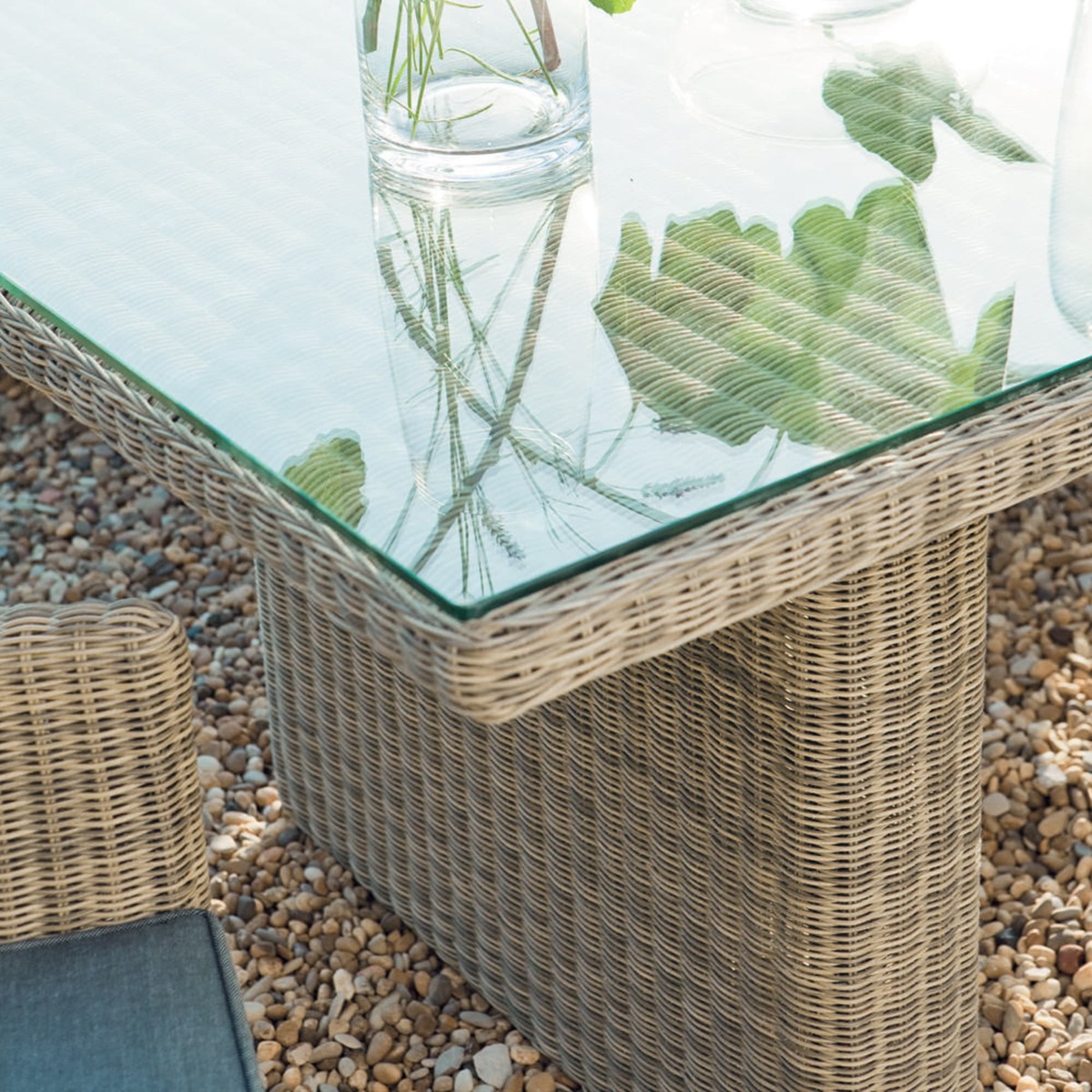 Tempered glass and wicker garden table W 200cm St Raphaël – image 3