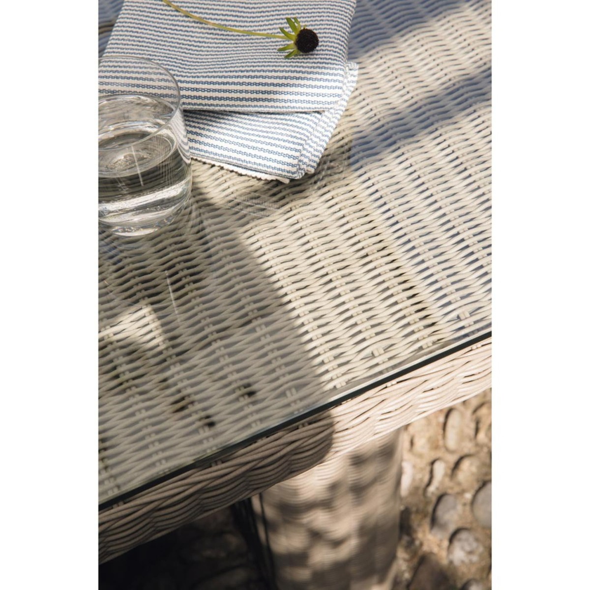 Tempered glass and wicker garden table W 200cm St Raphaël – image 4
