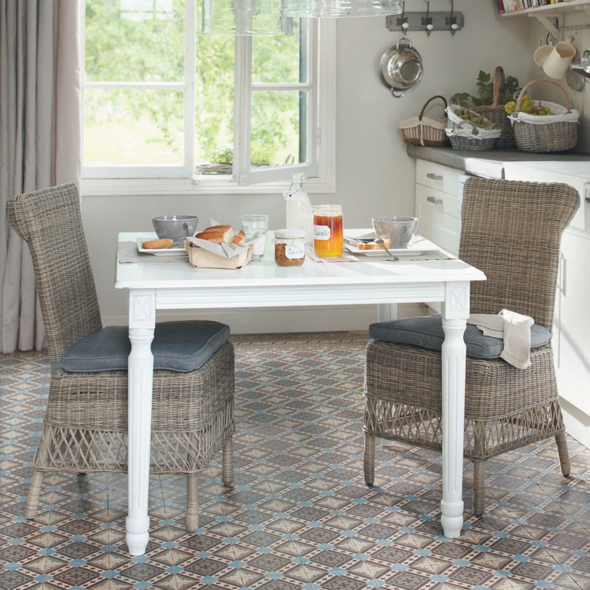 Extendible 4-8 Seater Dining Table in White W 100/180cm Louis – image 5