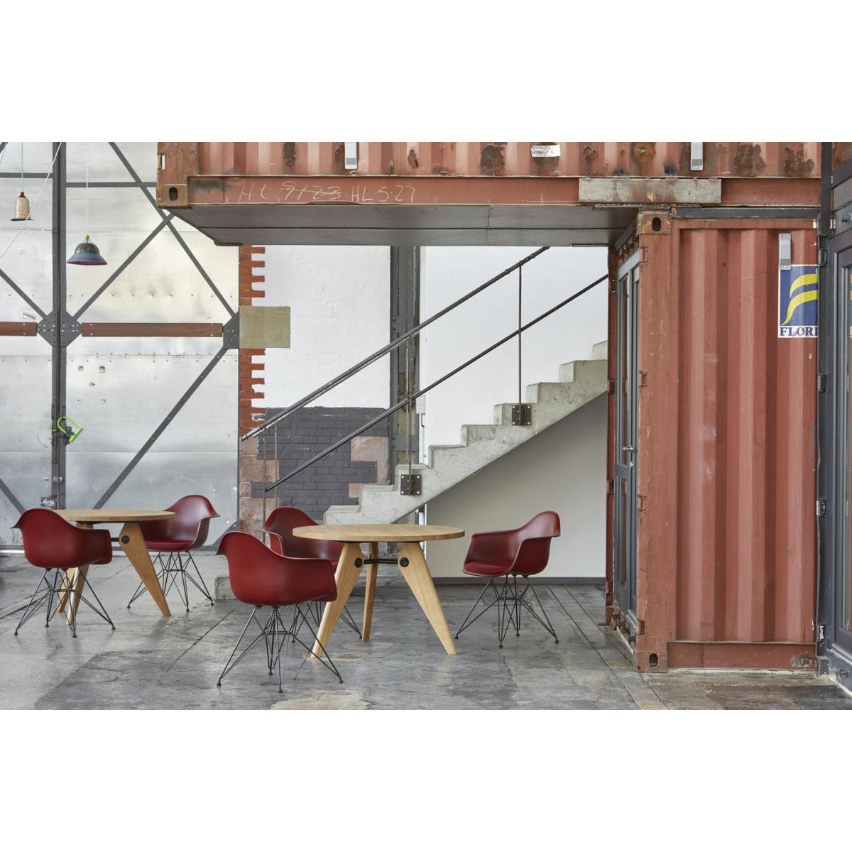 Guéridon Round table - / Ø 105 x H 74 - By Jean Prouvé, 1949 by Vitra Natural wood – image 2