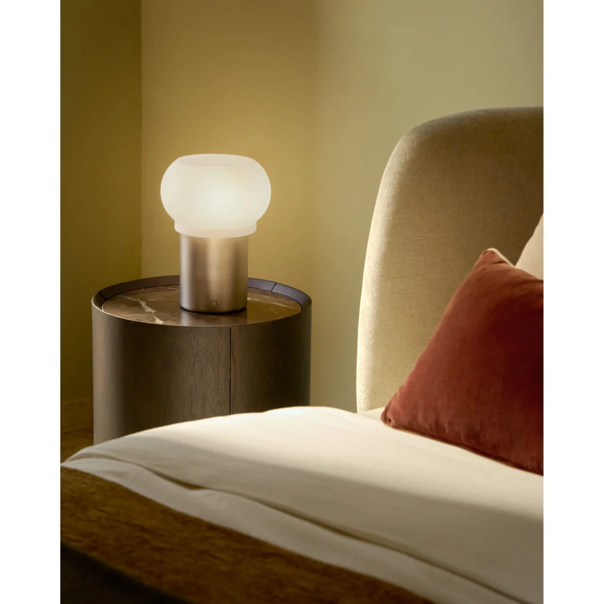 Nemore bedside table with 1 oak veneer drawer and Emperador marble-effect ceramic top, FSC Mix Credit, Ø 40 cm – image 4