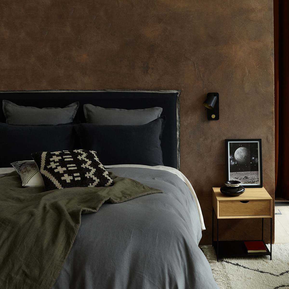 MAMBO Oak Veneer Bedside Table – image 4