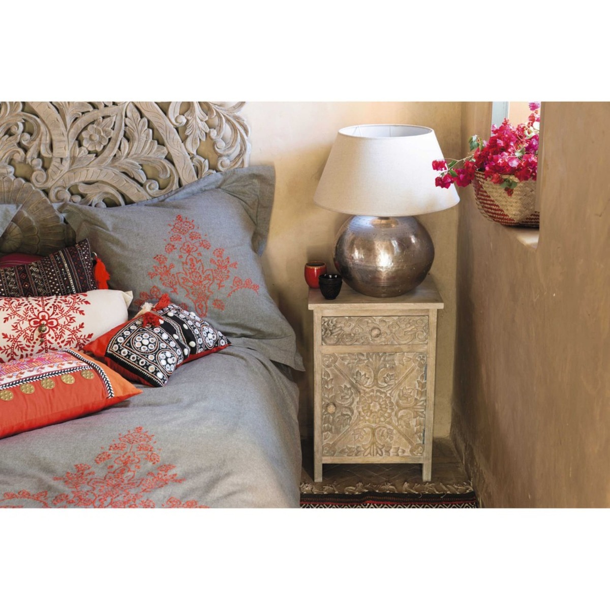Carved solid mango wood bedside table with drawer in whitewash Himalaya – image 3