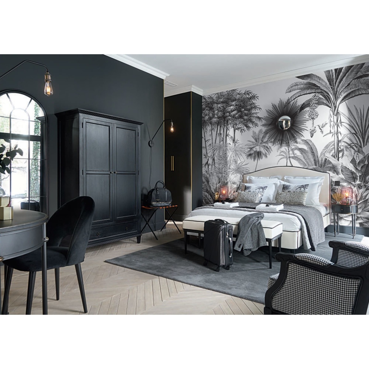 Round Black Metal 1-Drawer Bedside Table Alienor – image 7