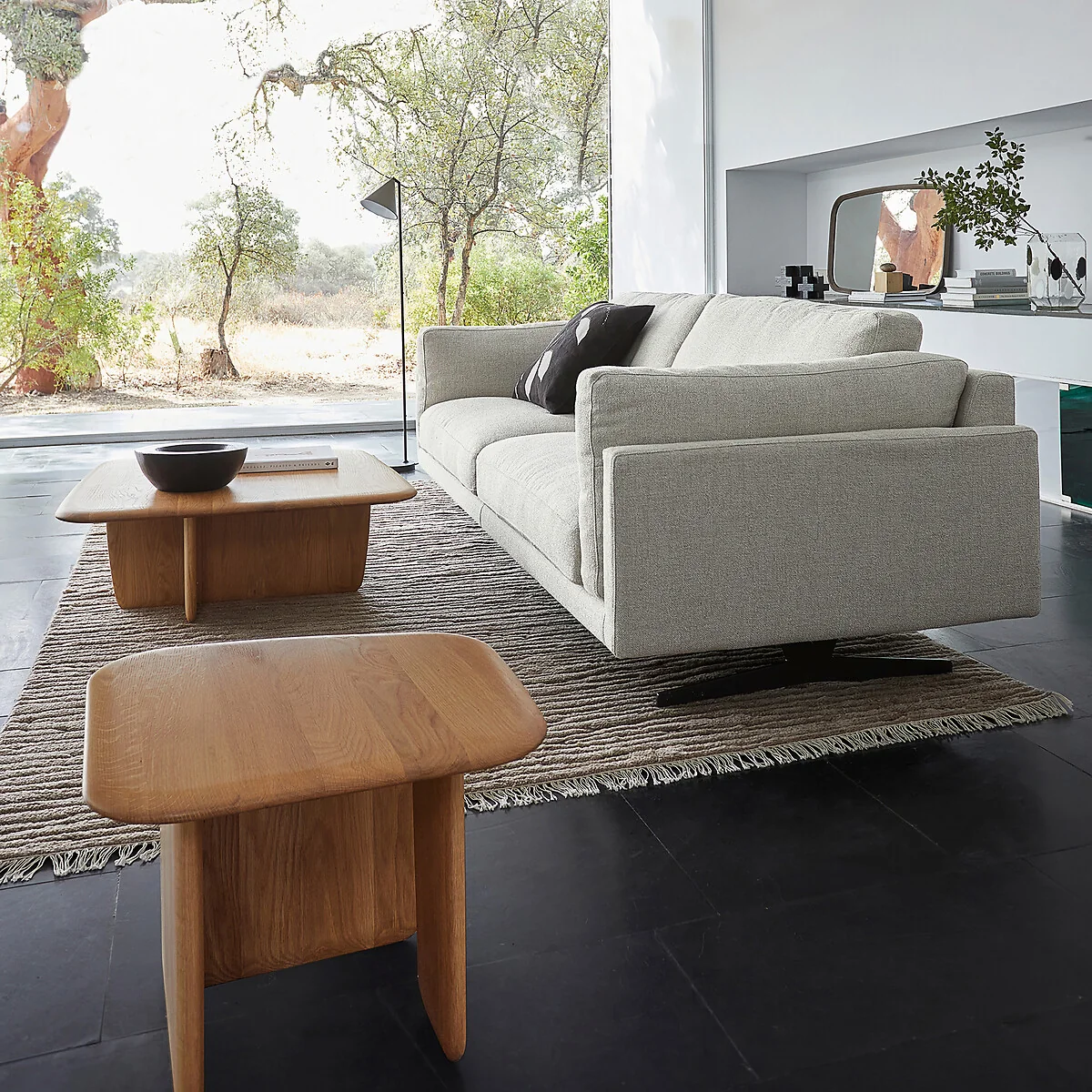 Iloss Small Curved Solid Oak Coffee Table – image 2