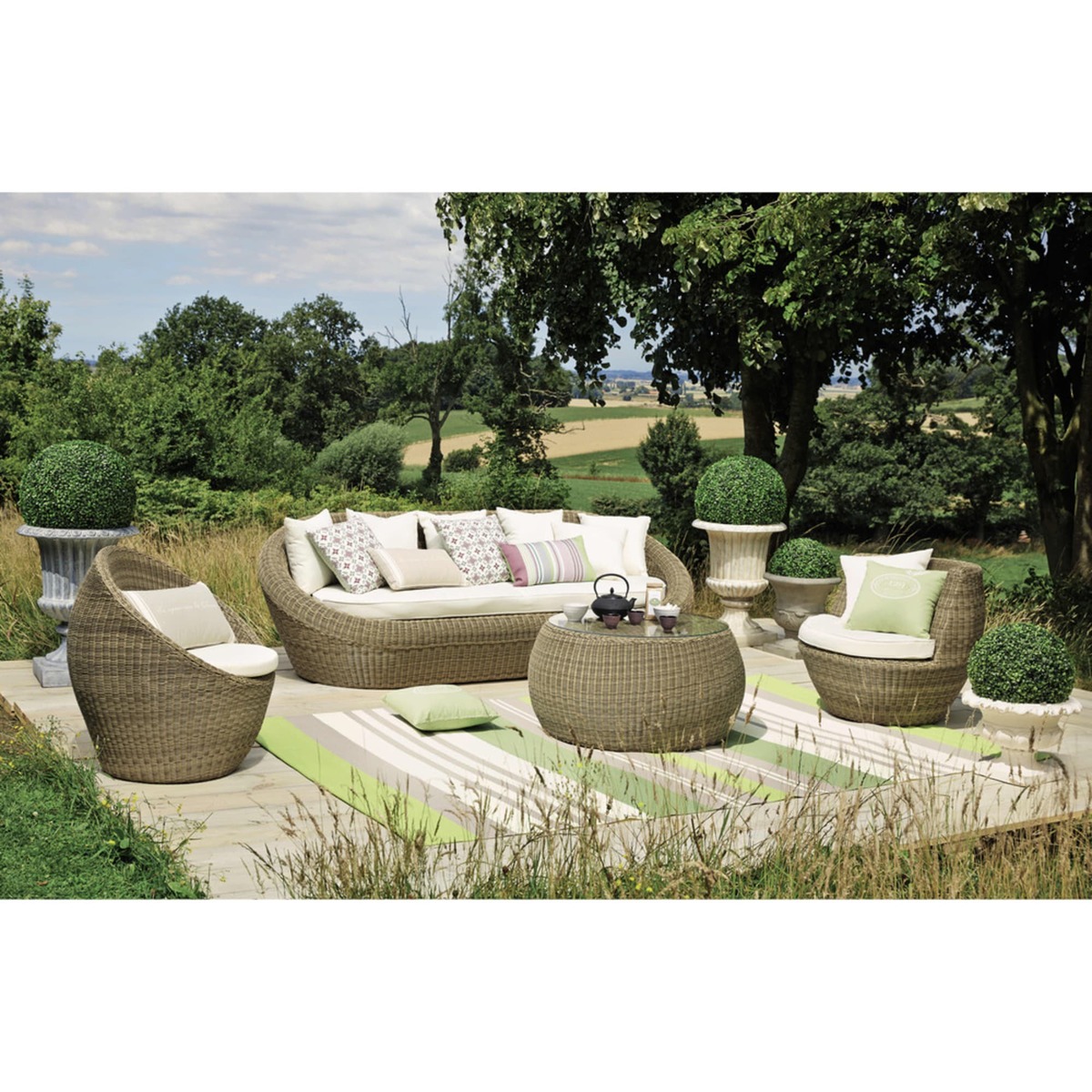 Tempered glass and wicker garden coffee table W 92cm St Raphaël – image 4