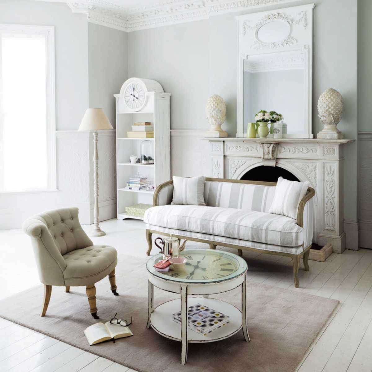 Glass and wood round clock coffee table in white with distressed finish D 72cm Teatime – image 3