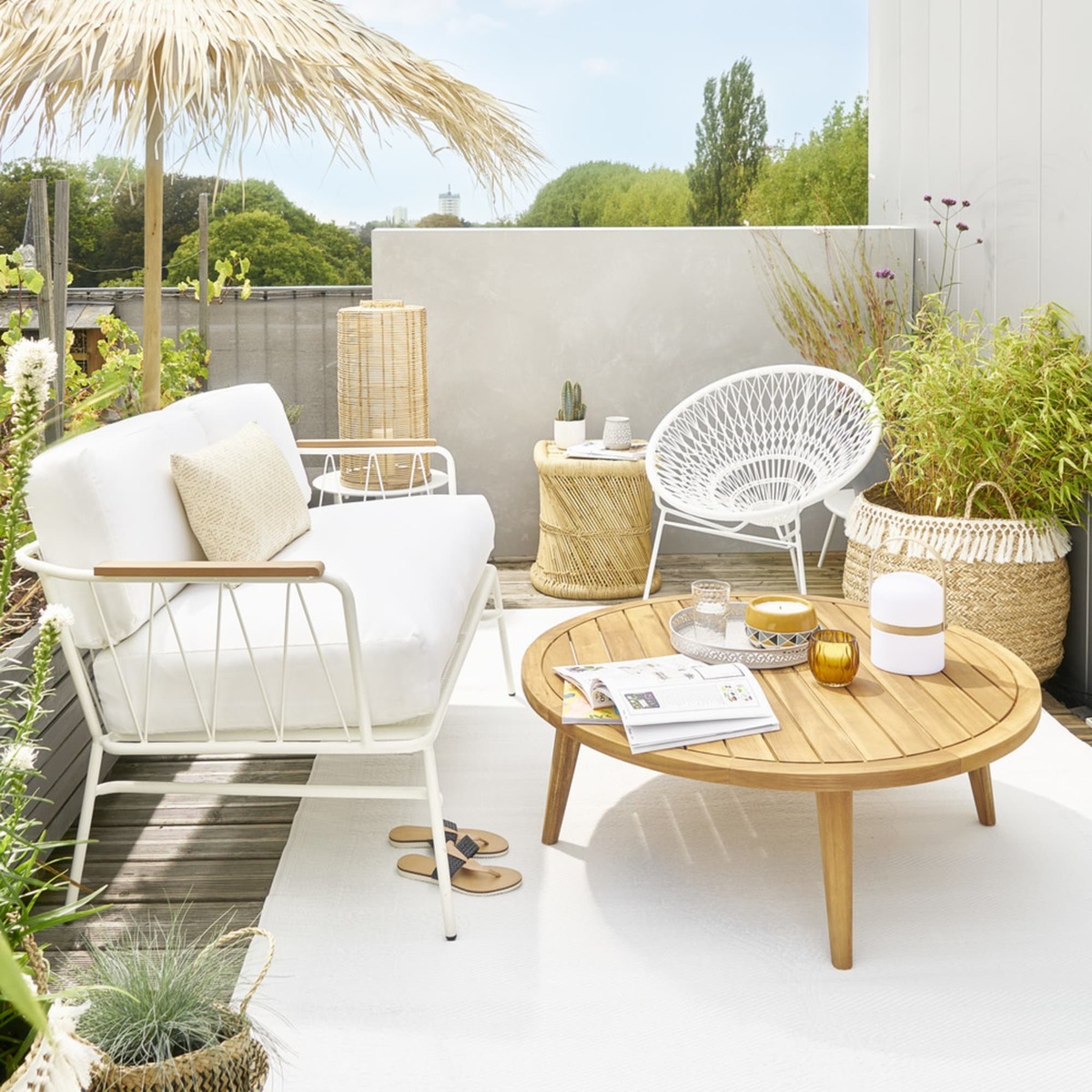 Round garden coffee table in solid acacia Noumea – image 3