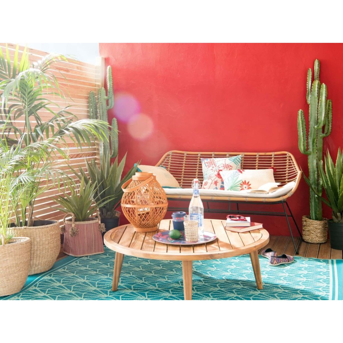 Round garden coffee table in solid acacia Noumea – image 12