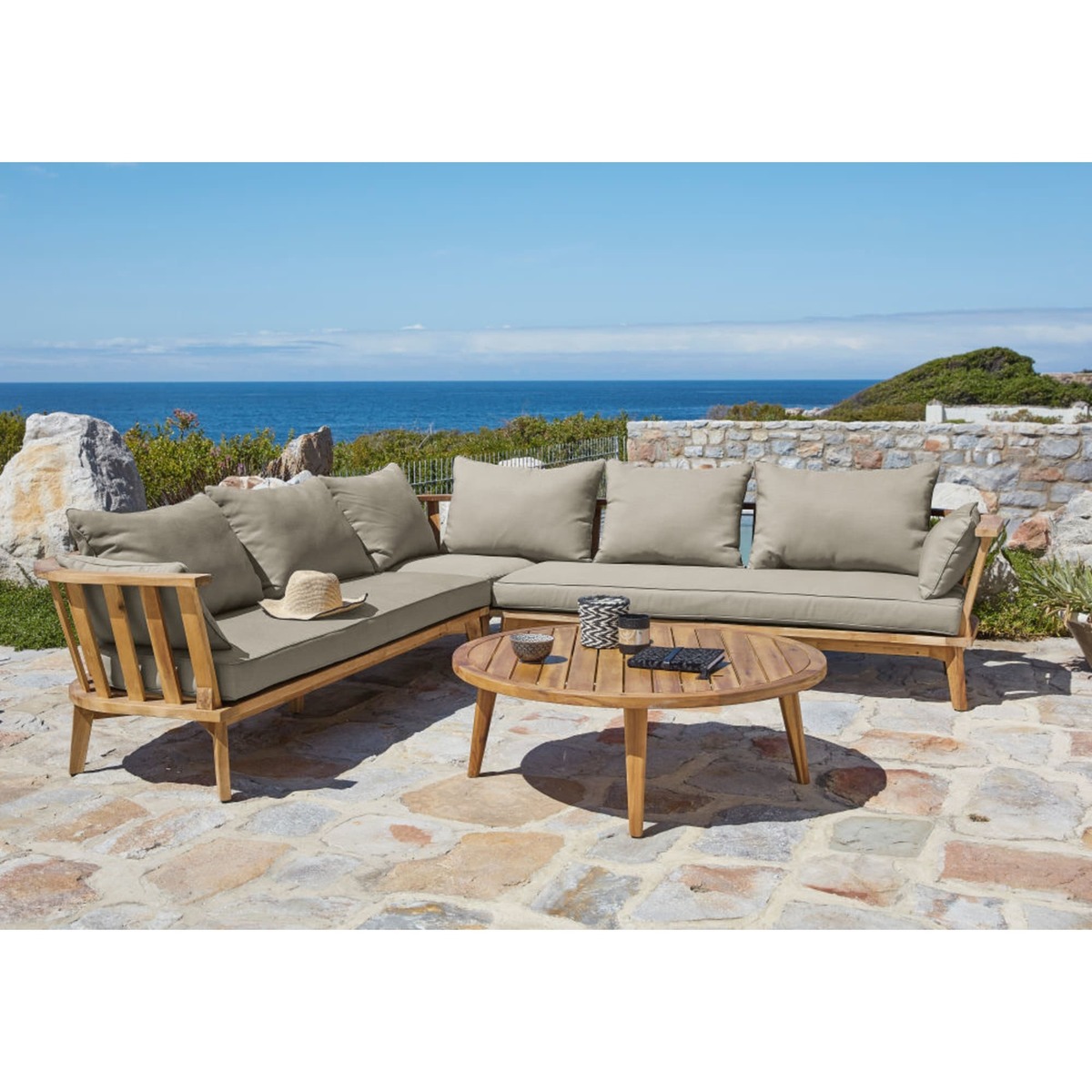 Round garden coffee table in solid acacia Noumea – image 4