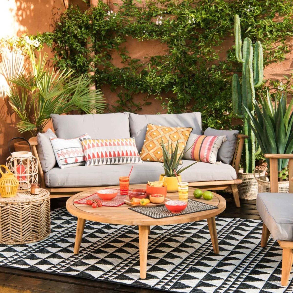 Round garden coffee table in solid acacia Noumea – image 6