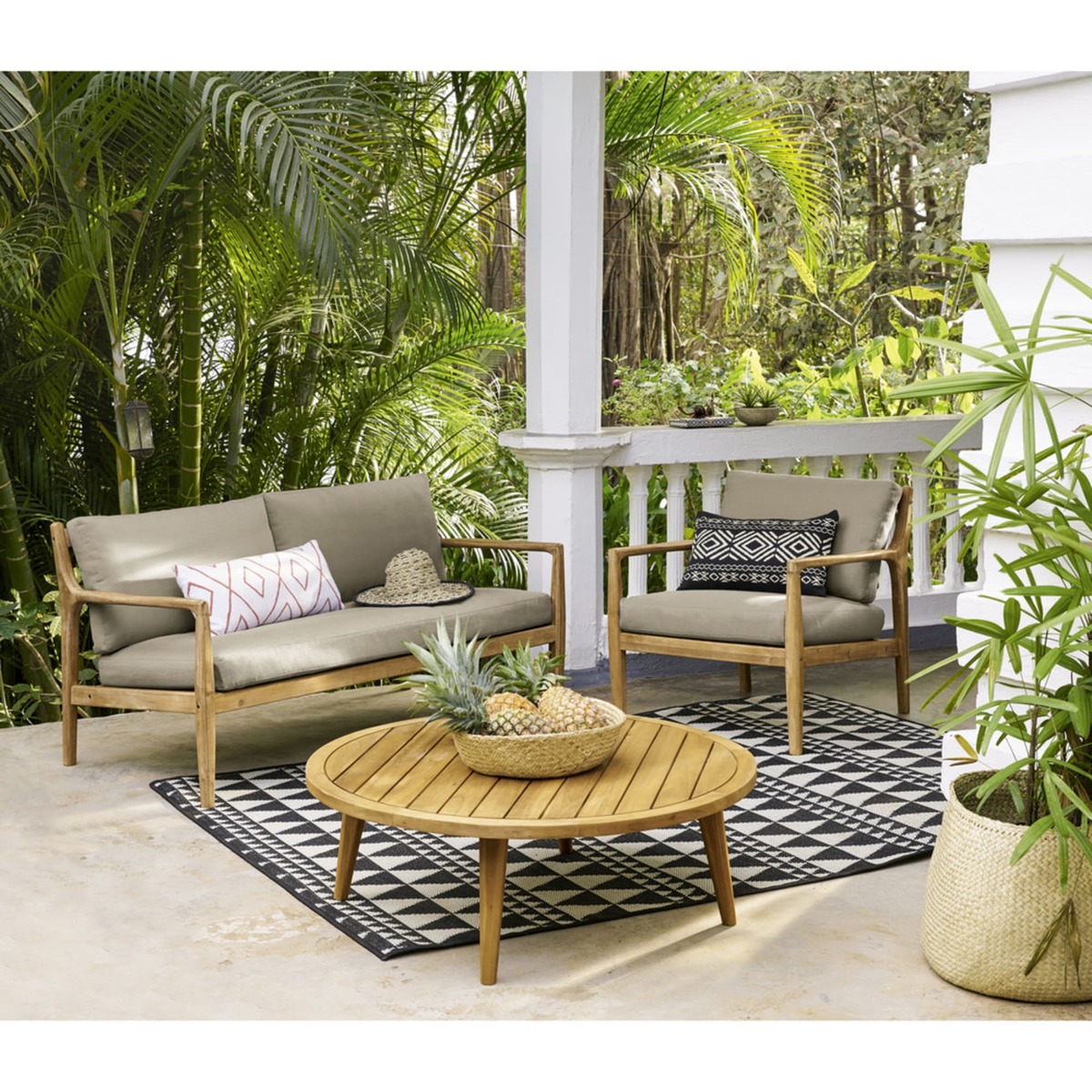 Round garden coffee table in solid acacia Noumea – image 7