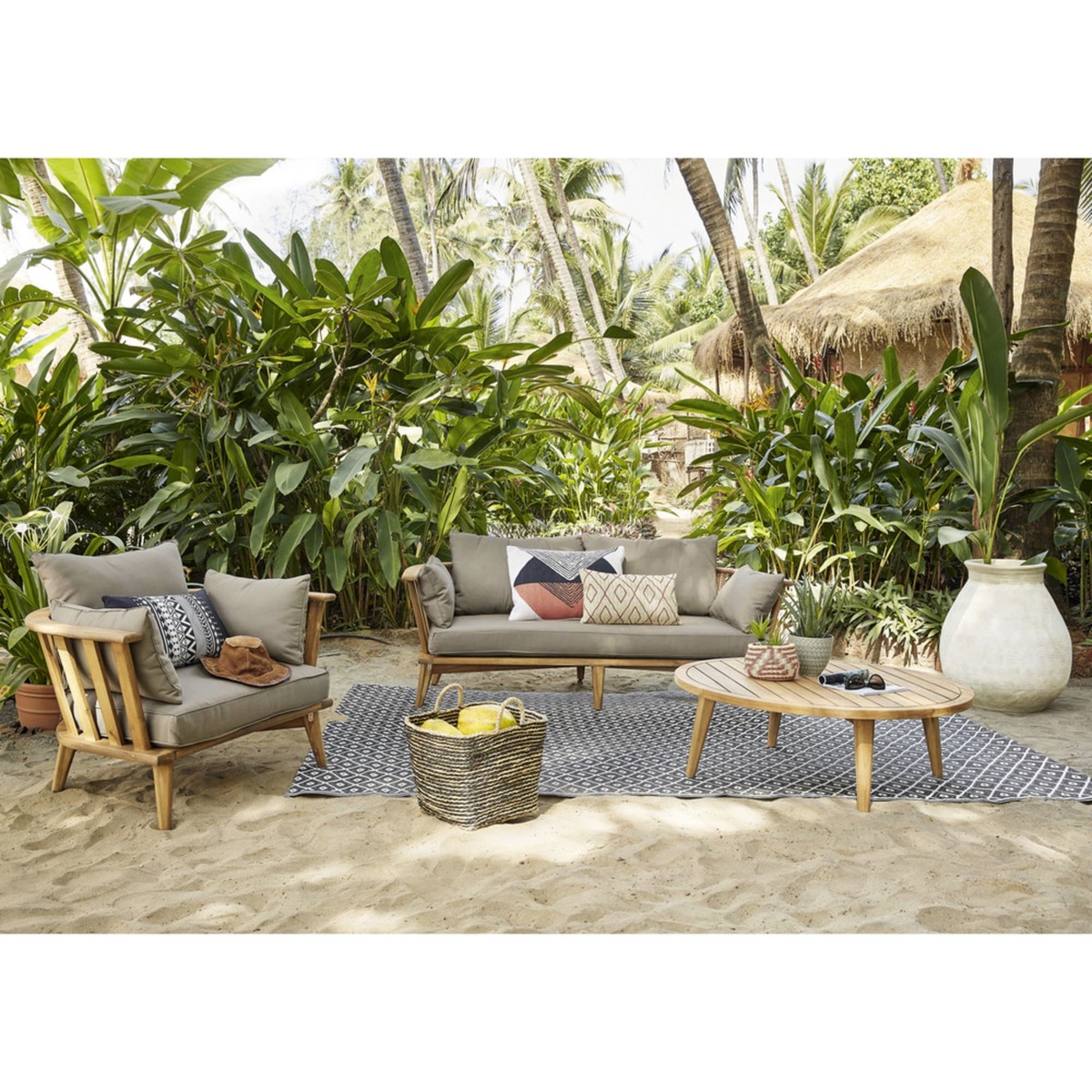 Round garden coffee table in solid acacia Noumea – image 9