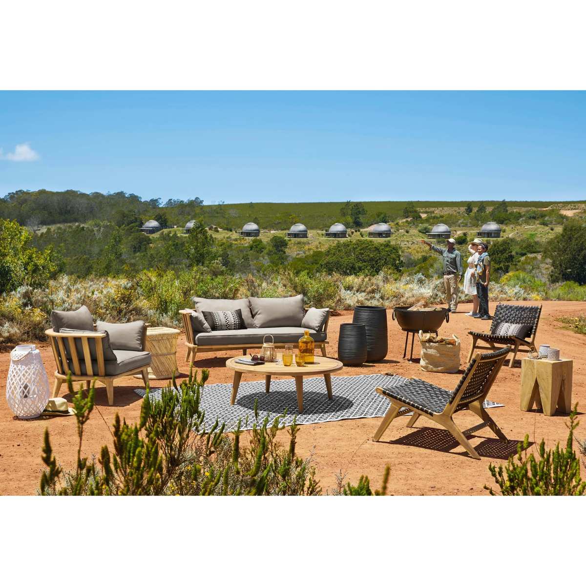 Round garden coffee table in solid acacia Noumea – image 10
