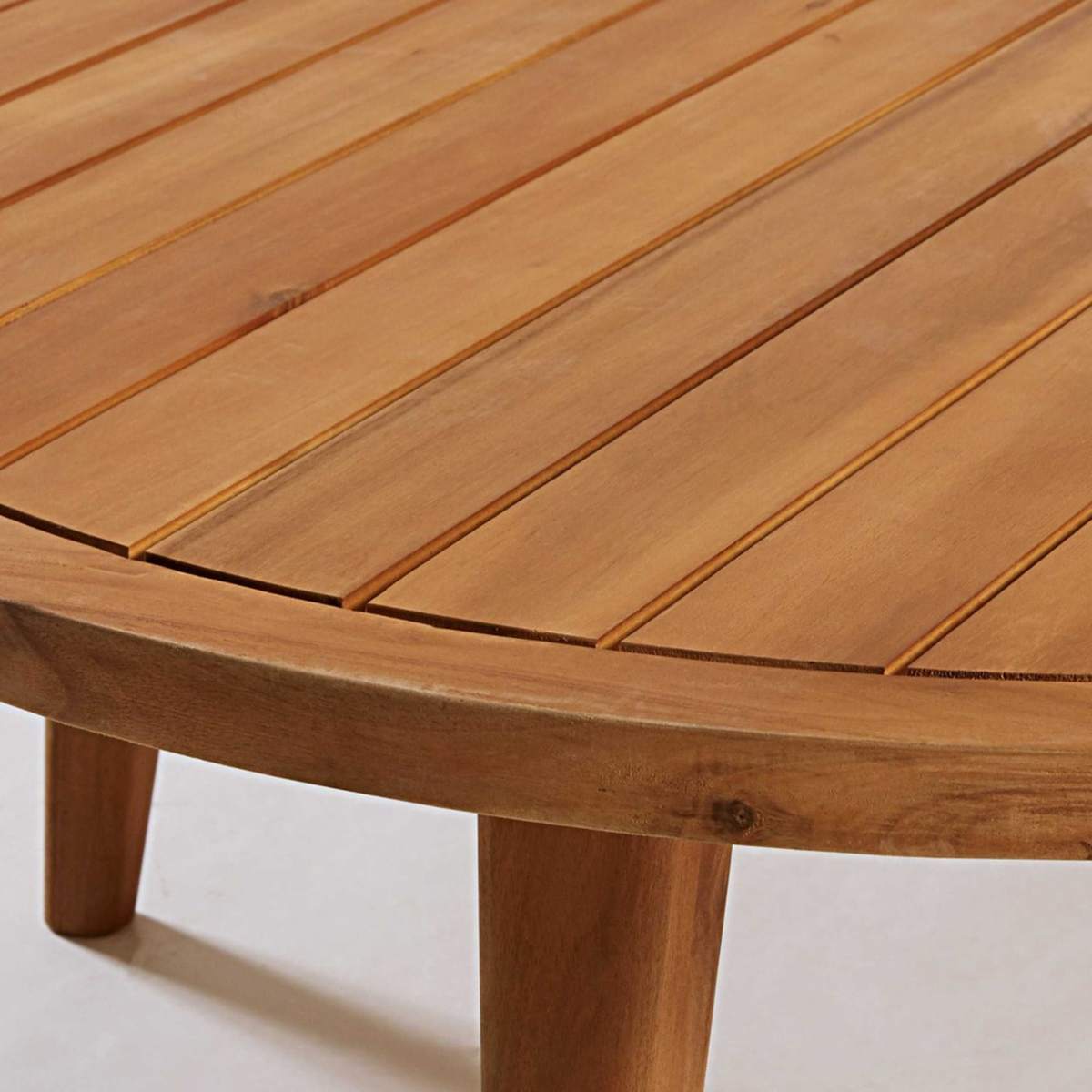 Round garden coffee table in solid acacia Noumea – image 11