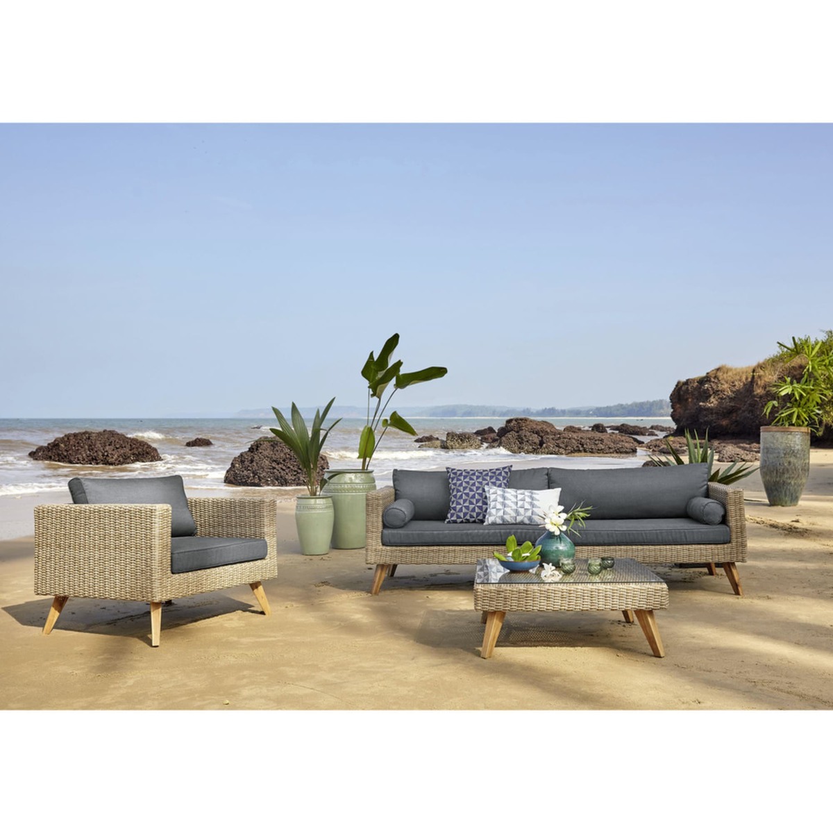 Wicker and tempered glass garden coffee table W 80cm Feroe – image 4