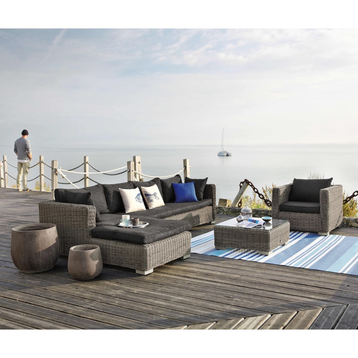 Tempered glass and resin wicker garden coffee table in grey W 77cm Cape Town – image 5