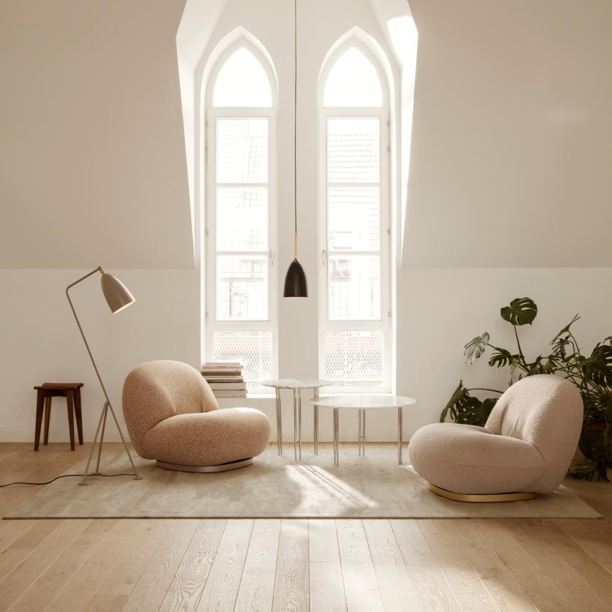 Gubi IOI coffee table White carrara marble ø70 black base – image 2