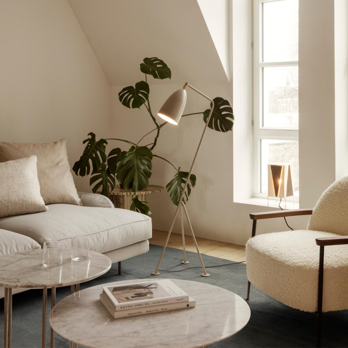 Gubi IOI coffee table White carrara marble ø70 black base – image 3