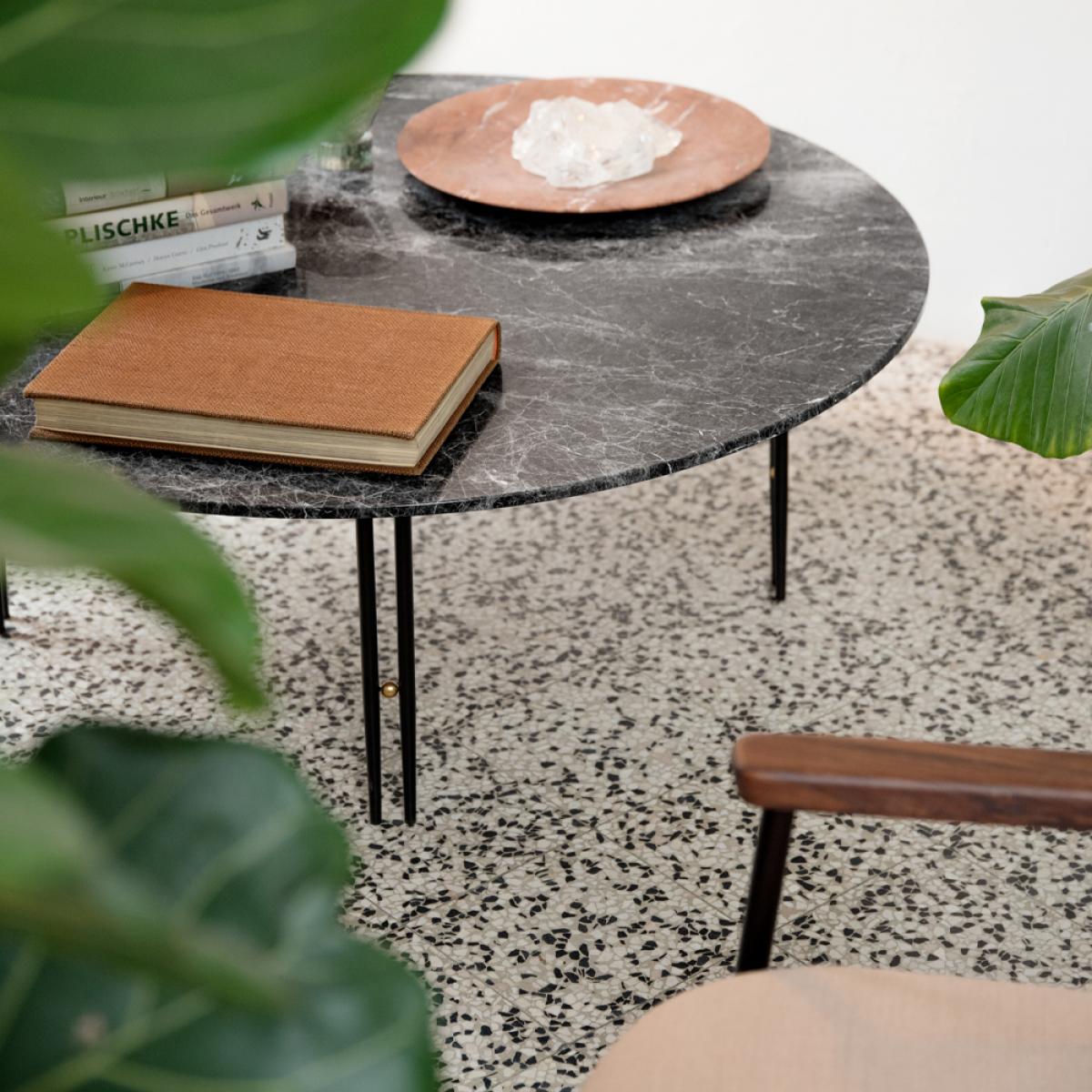 Gubi IOI coffee table White carrara marble ø70 black base – image 4