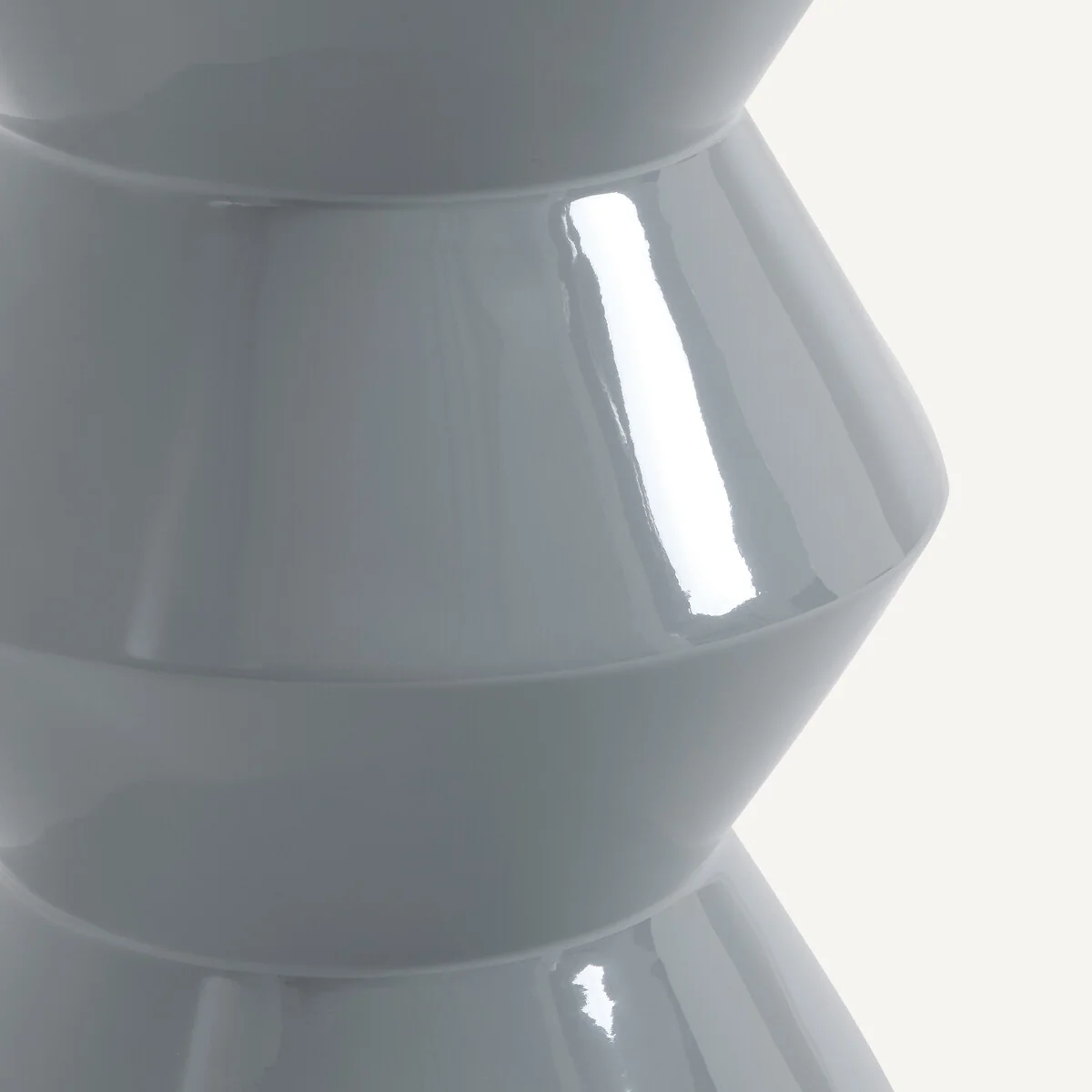 Talou Sculpted Side Table with A Lacquered Finish – image 3