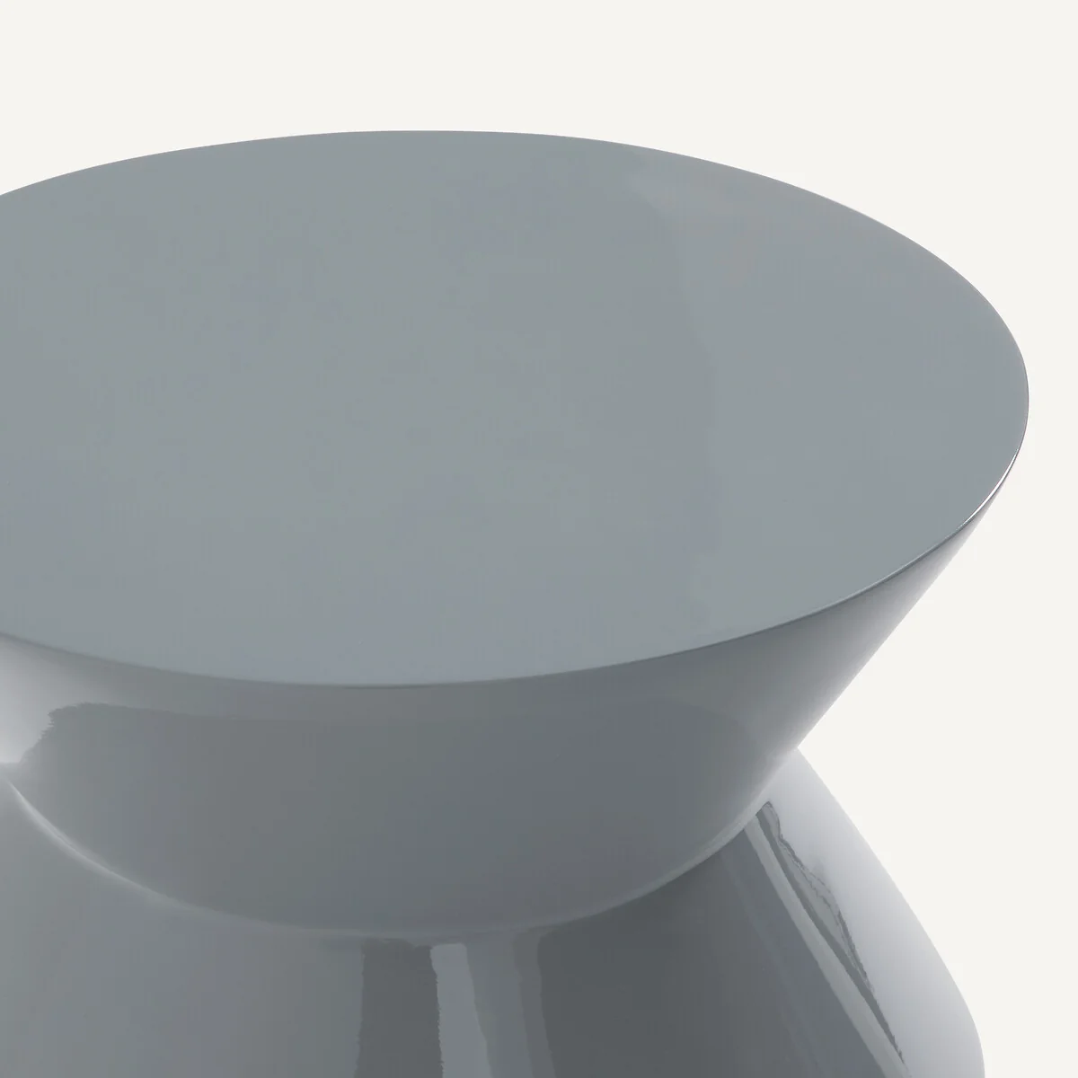 Talou Sculpted Side Table with A Lacquered Finish – image 4