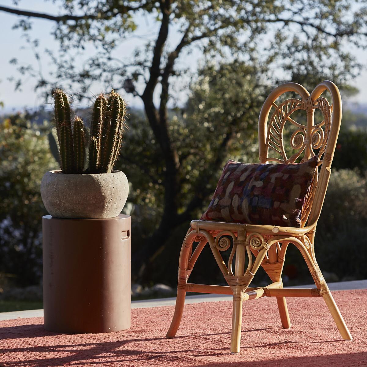 Raskin Round Outdoor Side Table – image 6