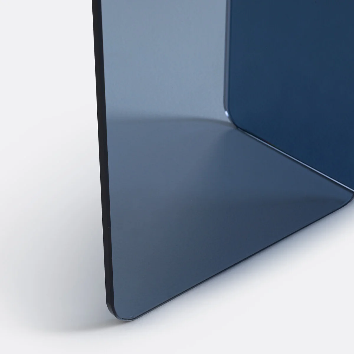 Zaz Side Table in Tempered Glass – image 4