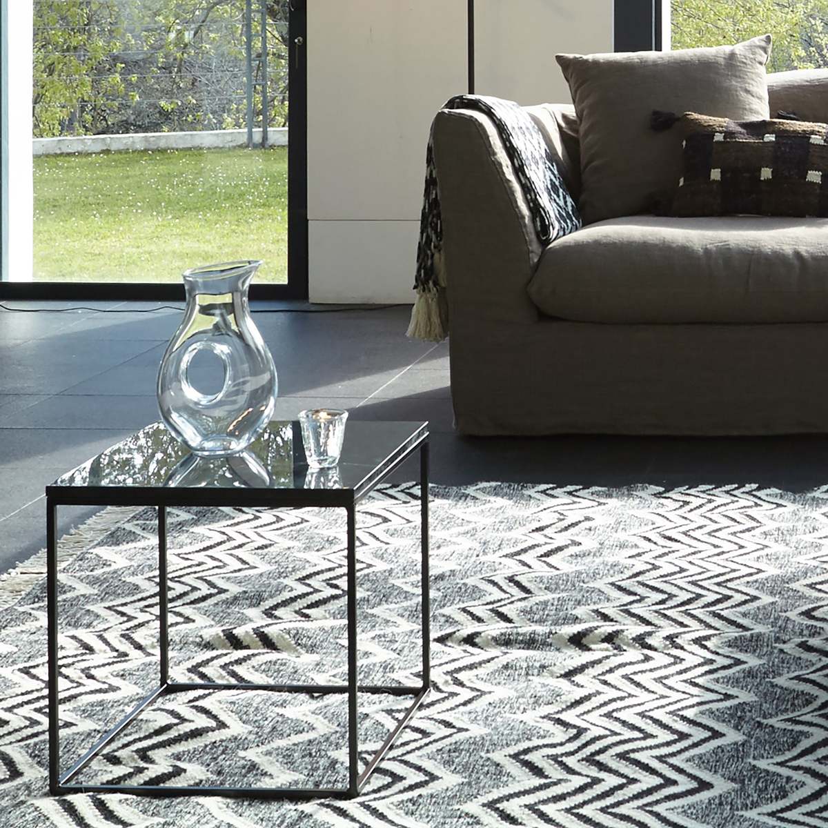 Mahaut Side Table in Marble & Metal – image 4