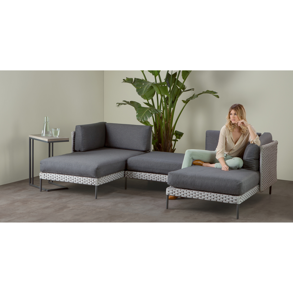Edson Garden side table, cement and metal – image 2