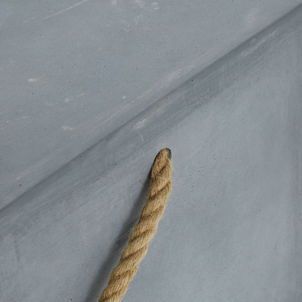Cement side table with rope handle – image 3