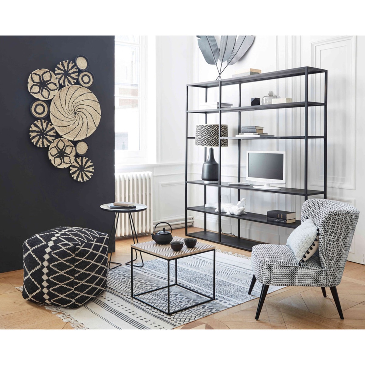 Black metal and printed mango tree side table – image 6