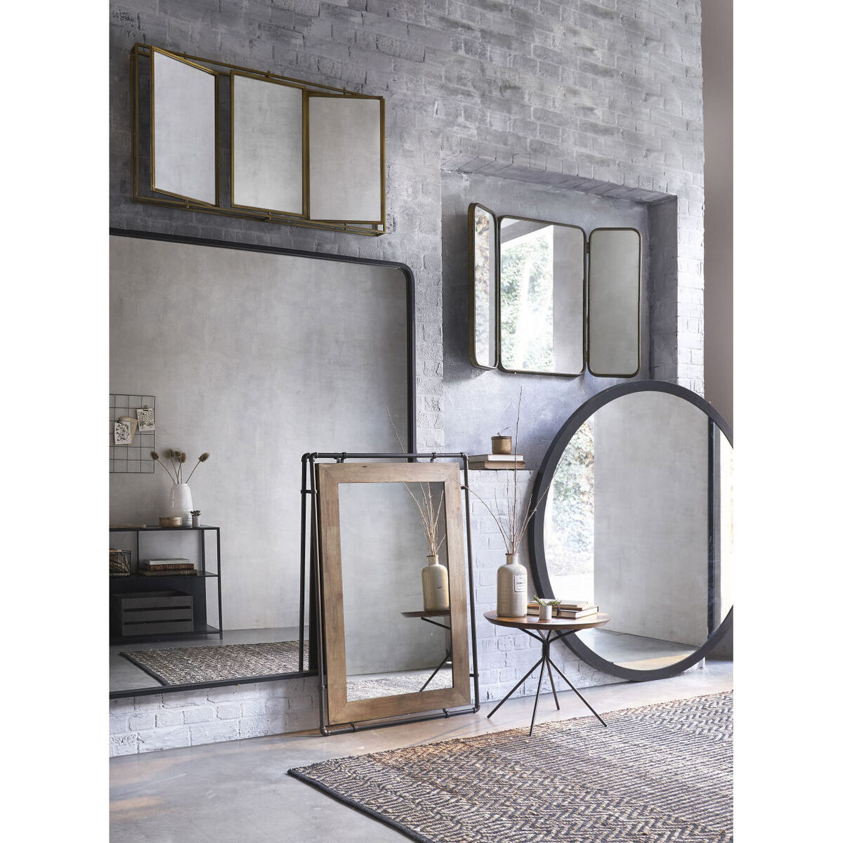 Tripod side table in black iron and mango wood – image 5