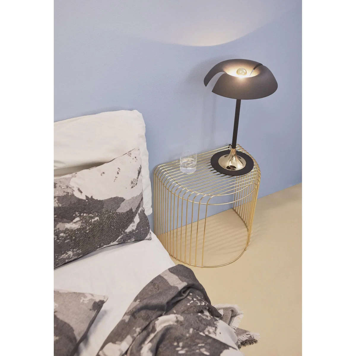 Curva End table - / 34 x 48 x H 45 cm by AYTM Silver/Metal – image 5
