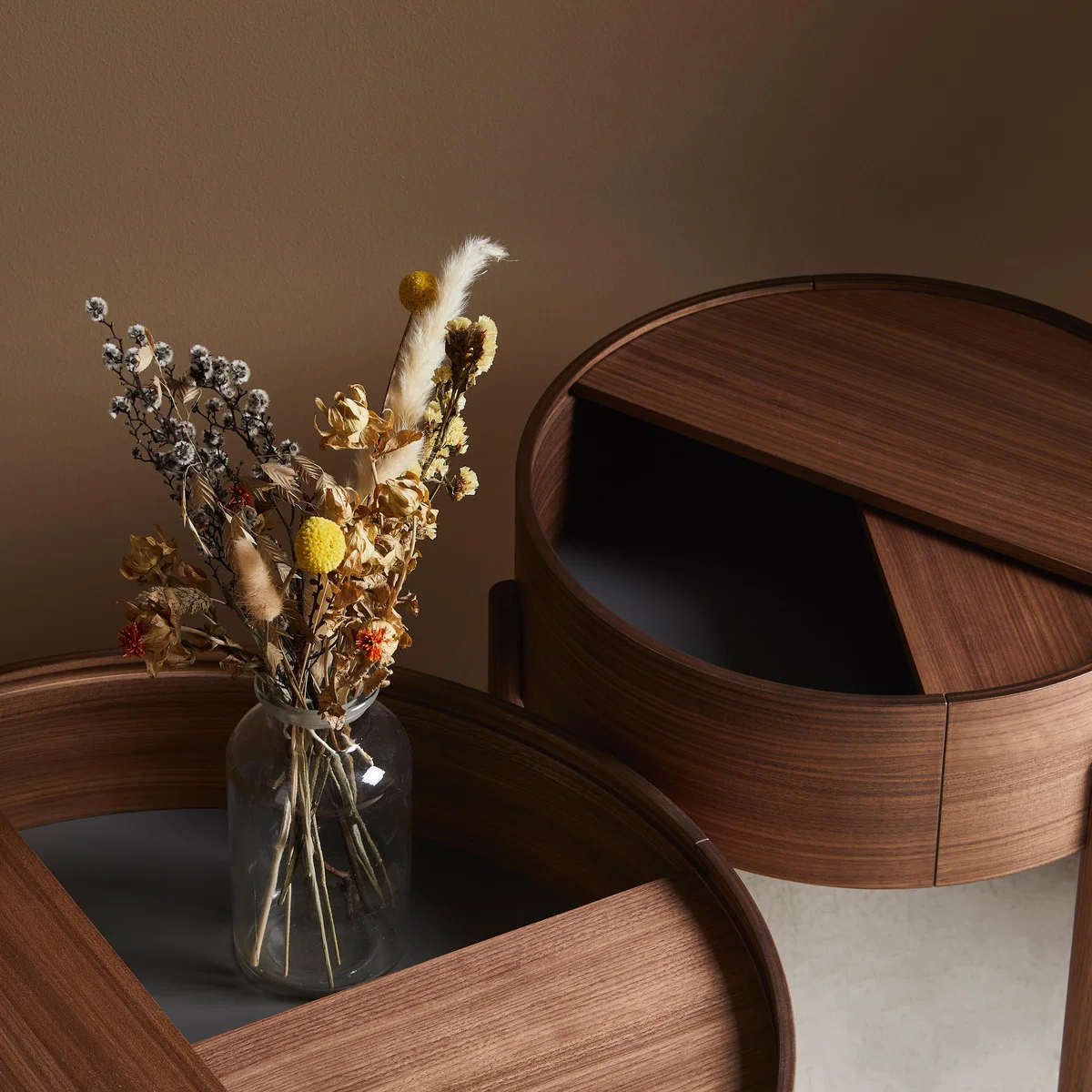 Woud Arc side table Walnut – image 5