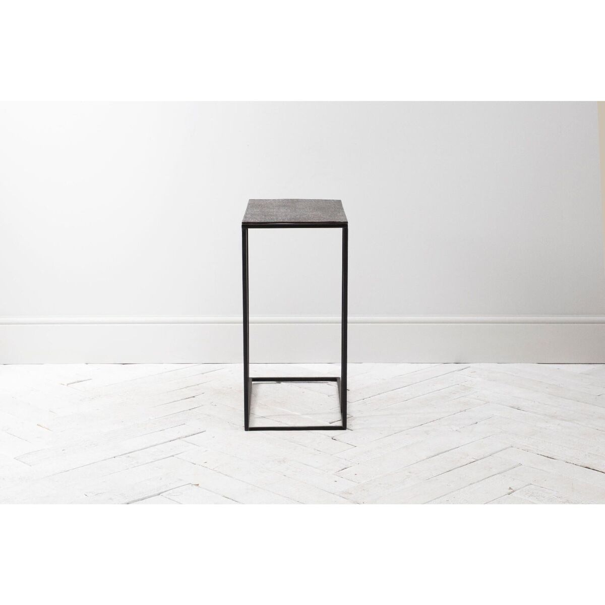 Stark Metal Side Table in Antique Bronze – image 4