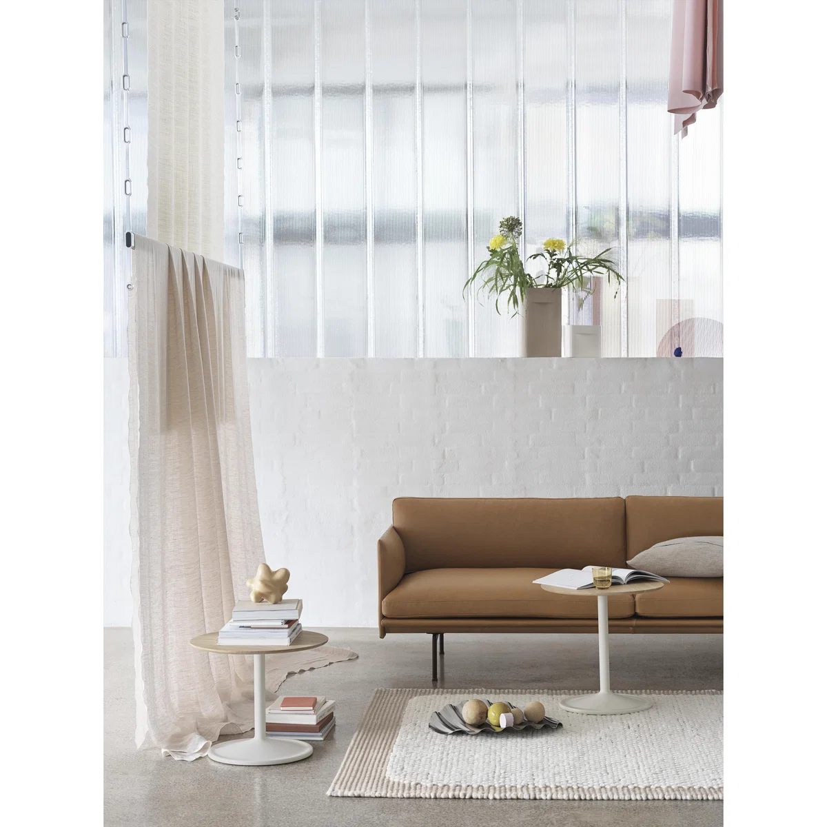 Muuto Outline 3-seater sofa leather Grace leather Camel-black legs – image 4