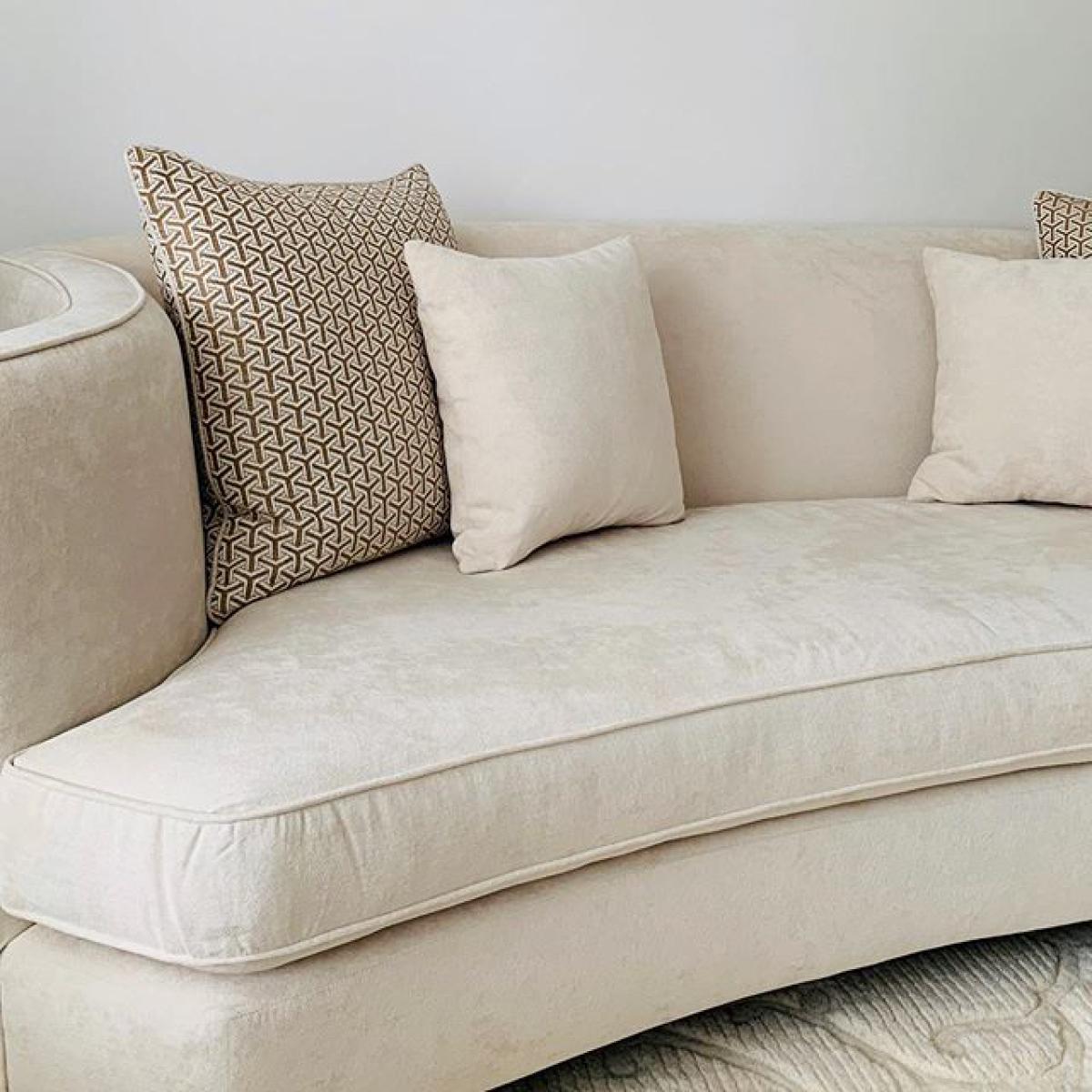 Eichholtz Giulietta Sofa 3 Seat Ecru Velvet – image 6