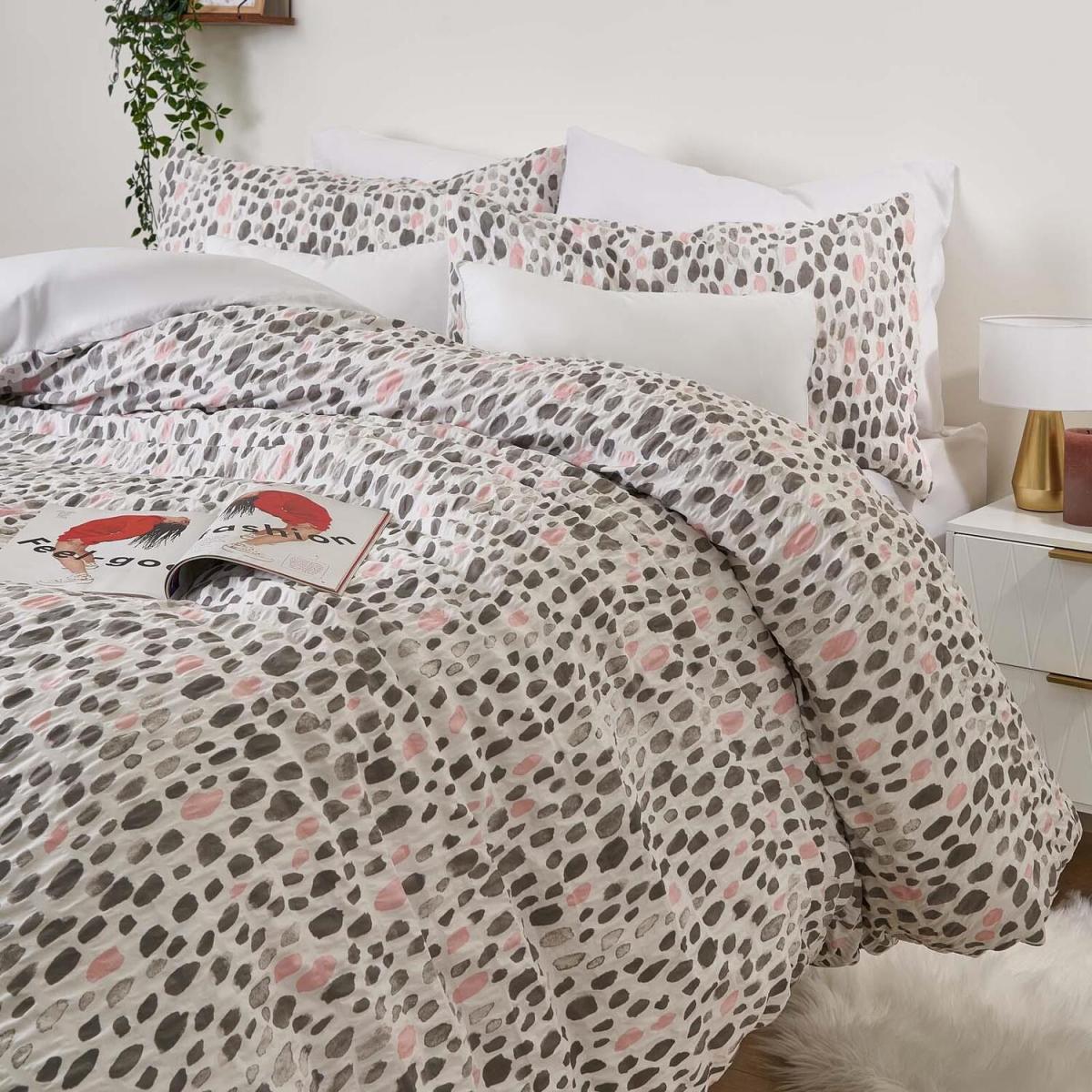 Dreamscene Dalmatian Spots Print Seersucker Duvet Set - Pink / Super King size – image 2