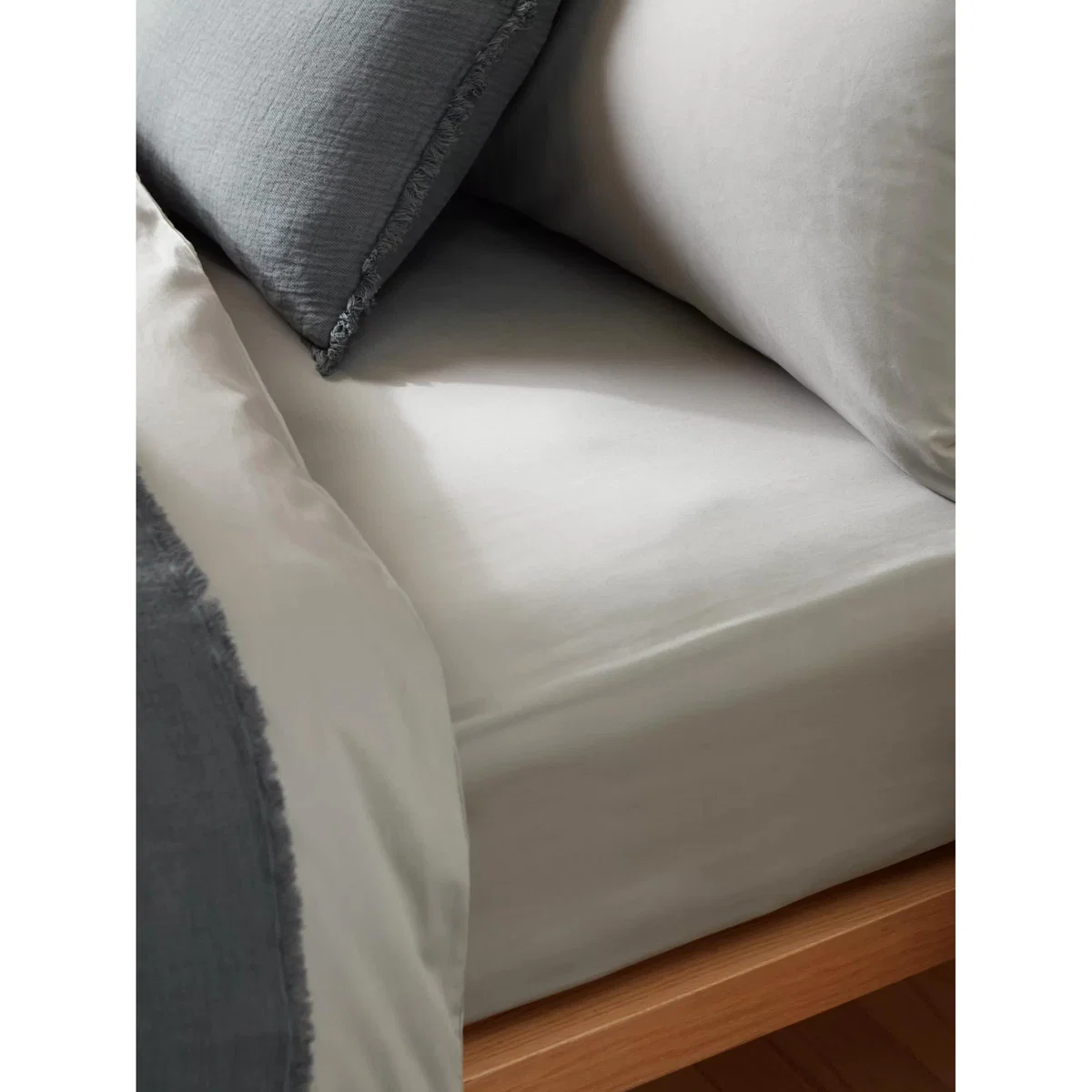 John Lewis & Partners Luxury Natural Organic Cotton 300 Thread Count Fitted Sheet – image 2