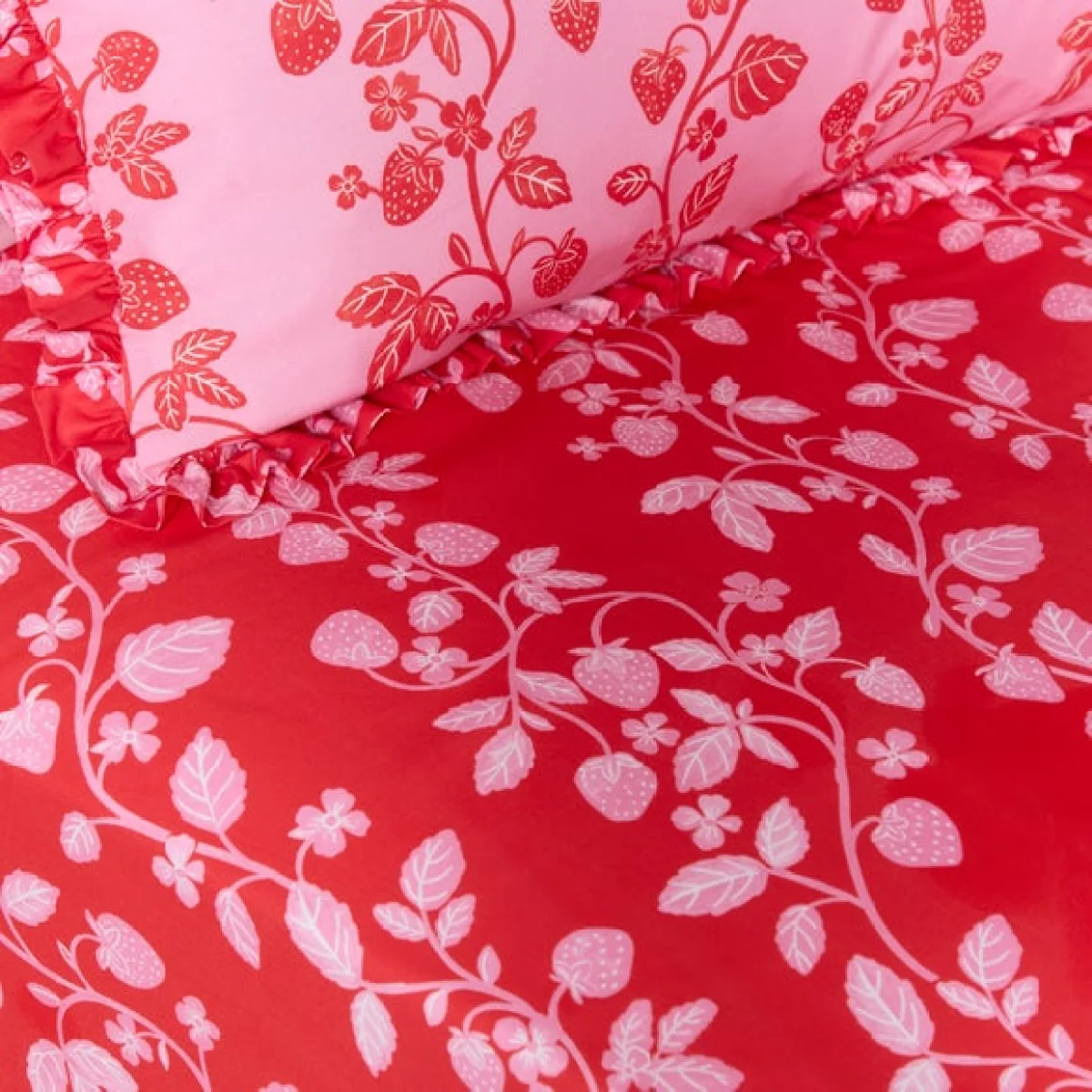 Set of 2 Strawberry Patch Fitted Sheets – image 2