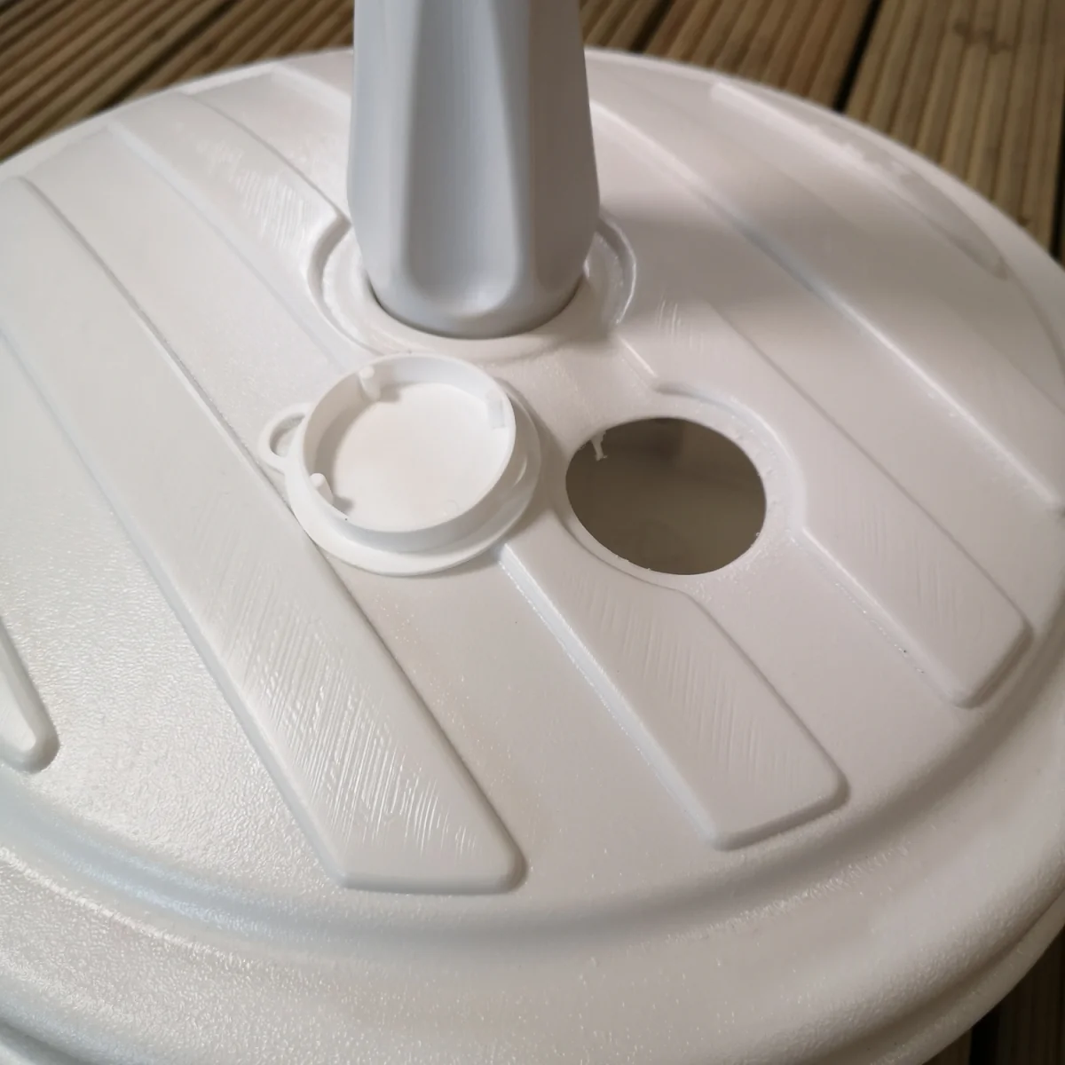 13kg 13 Litre Capacity Water Filled Garden Parasol Umbrella Base in White - White – image 6