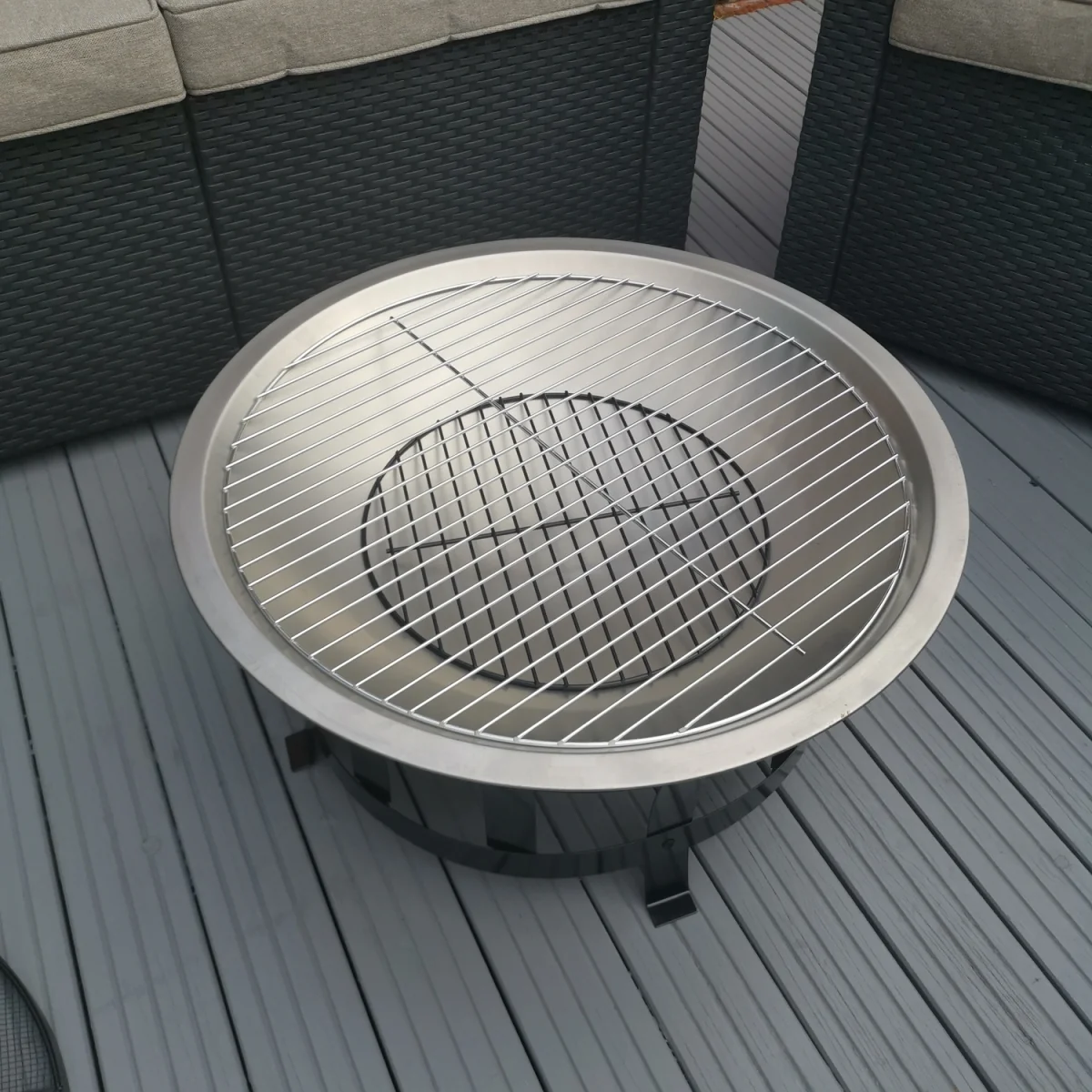 60cm Garden Fire Pit Bowl with BBQ Grill and Mesh Lid - Black – image 3