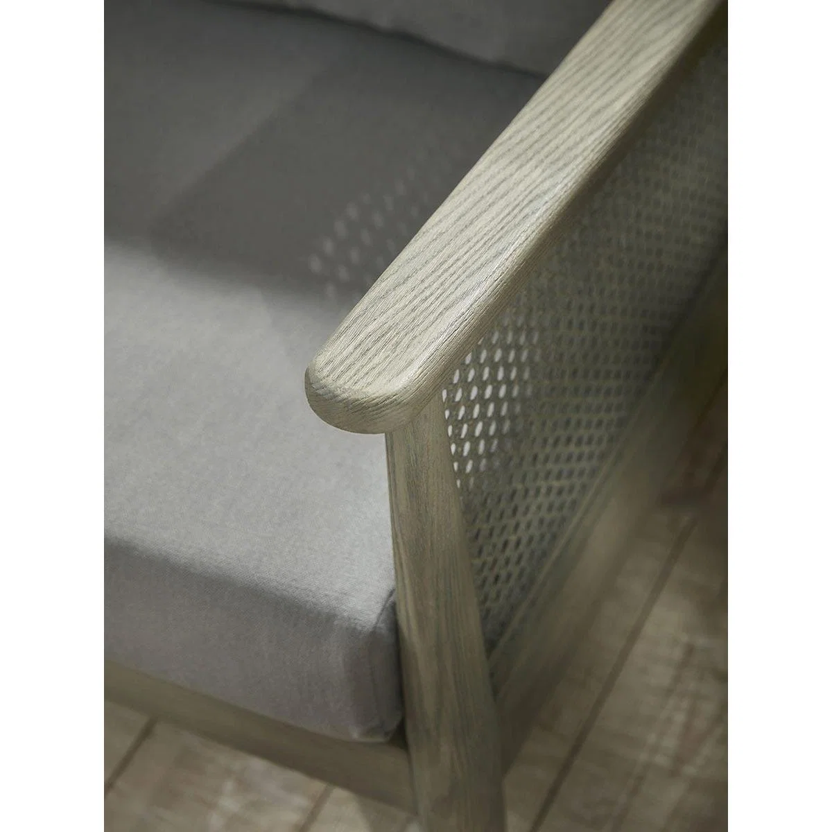Aged Wicker Sofa – image 4