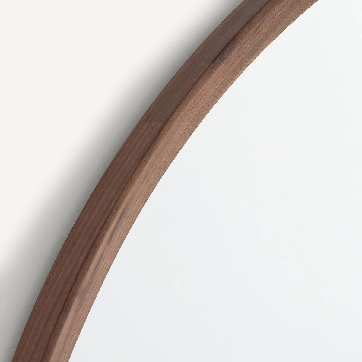 Orion Round Mirror in Solid Walnut with Diameter 100cm – image 4