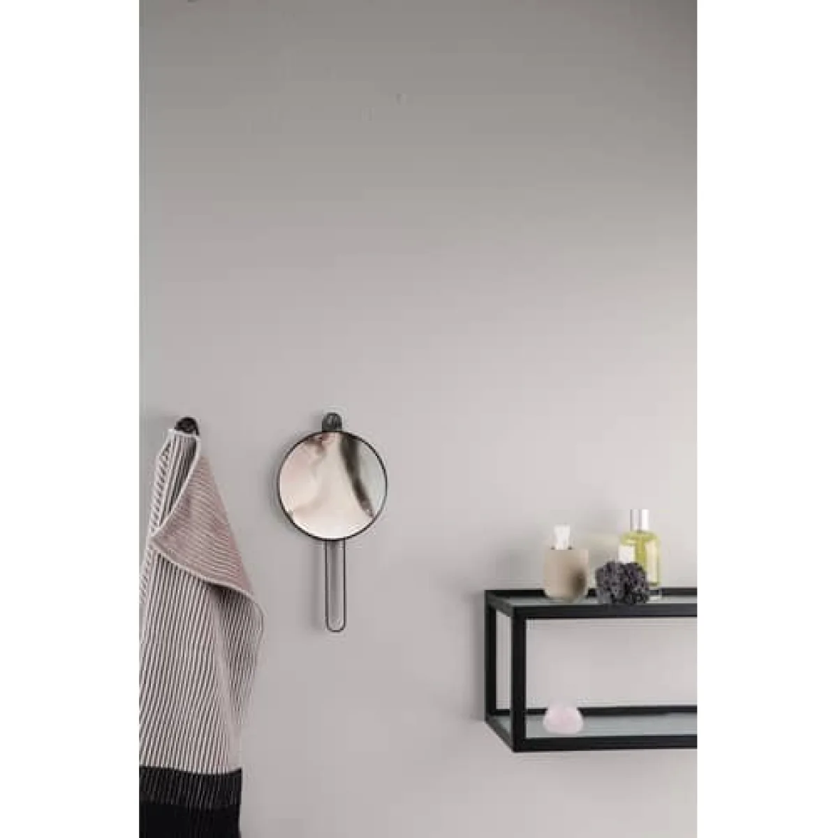 Poise Hand mirror - / Brass by Ferm Living Gold/Metal – image 4