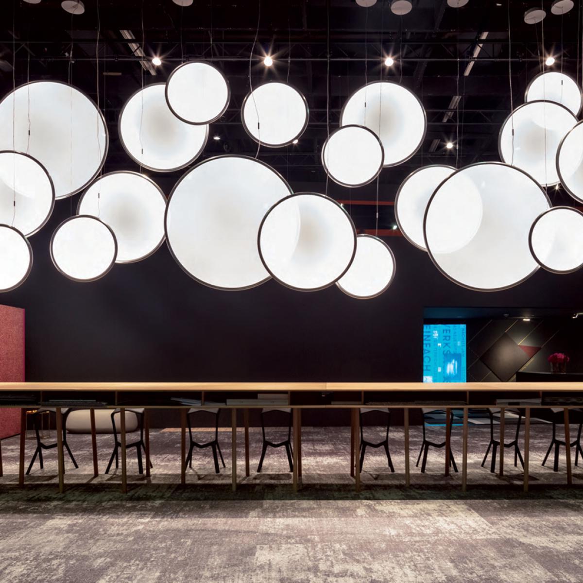 Medium Discovery Vertical TW Pendant Light in Black – image 11