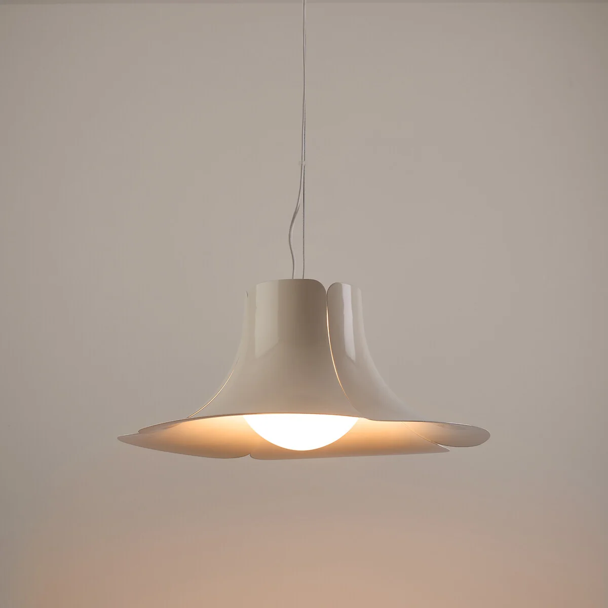 Tessen Petal Ceiling Light in Metal and Opaline Ø48cm – image 3